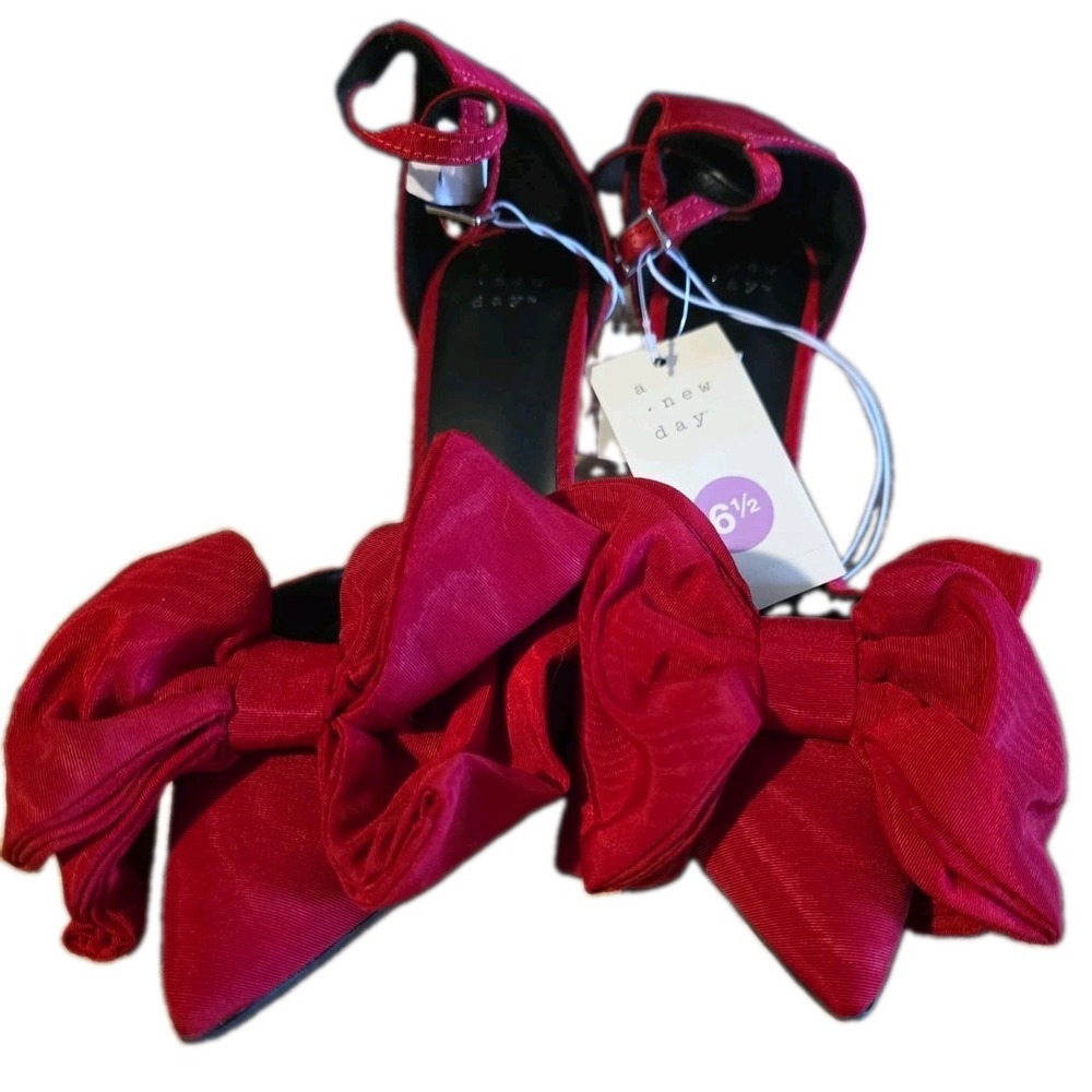 New Day. Memory Foam Reby Red Shoes. Women Size 6.5 NWT. Huge Bow.